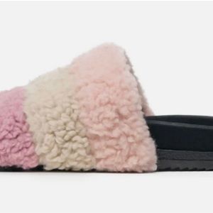 NWOT Roam puffy fluffy slides